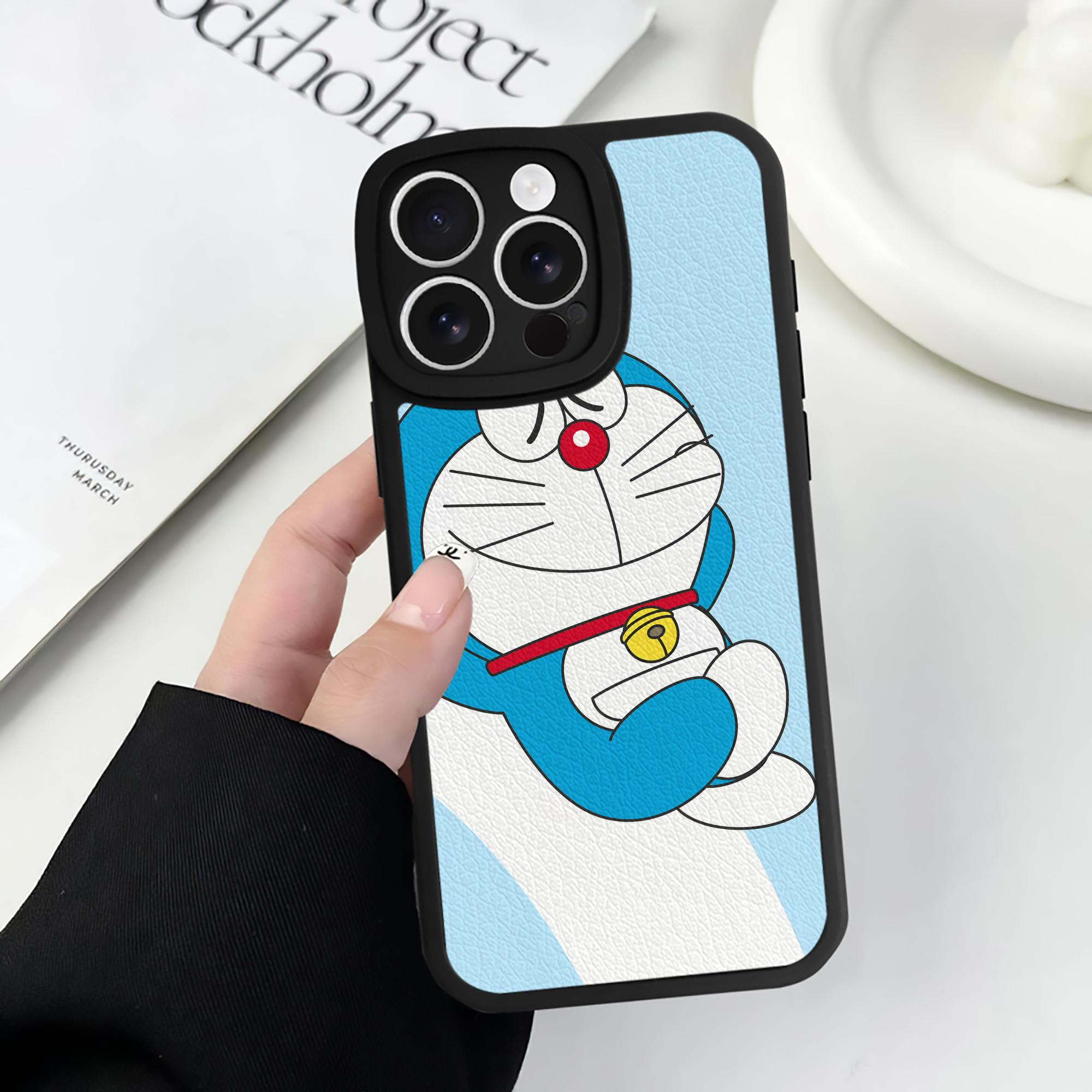 （画像用） ドラえもん Doraemon 【iPhone 16シリーズ対応】シリコンスマホケース（レザー調） 材質：シリコン